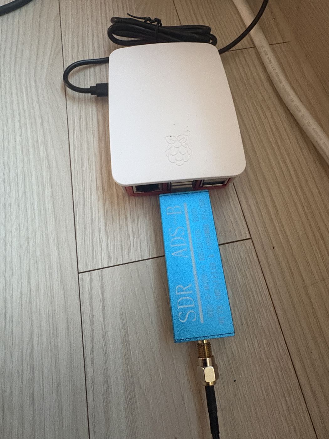 SDR 동글을 라즈베리파이 USB 포트에 꽂은 모습